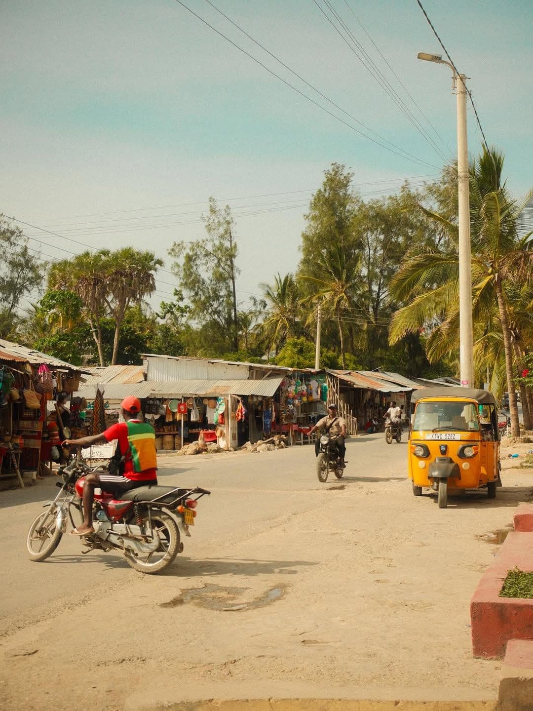 Tuk-tuks and motorbikes on the Watamu road. How to get around watamu klickenya